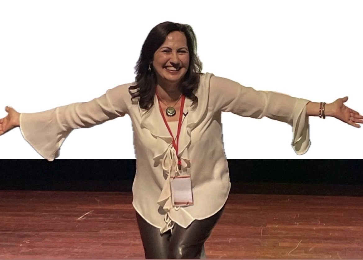 Gülten Demiralay Çürek sahnede kahkaha yogası semineri verirken