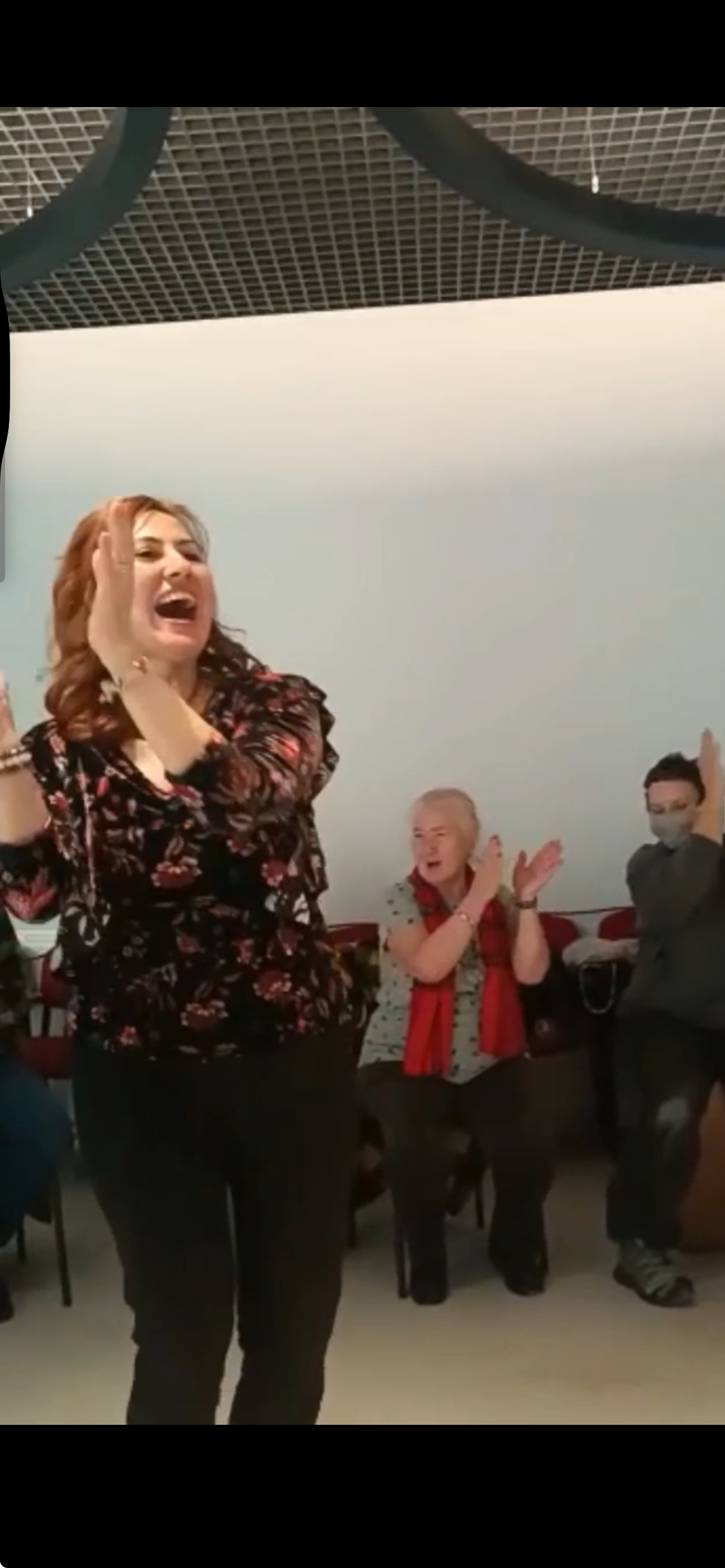 Kahkaha yogası semineri sırasında katılımcılarla birlikte